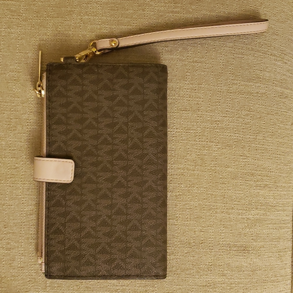 Last Chance: MK brown and blush wristlet wallet - Picture 2 of 7